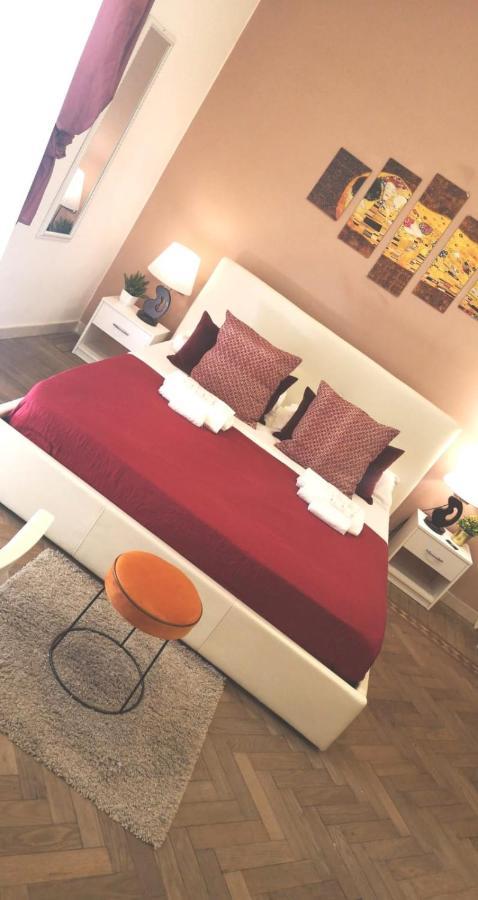 Domus Luigi Leone II Bed & Breakfast Napoli Bagian luar foto