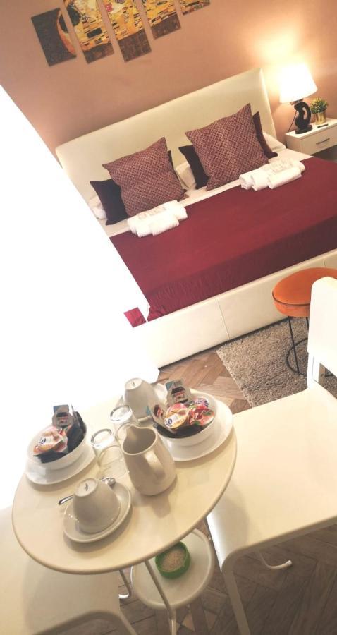 Domus Luigi Leone II Bed & Breakfast Napoli Bagian luar foto