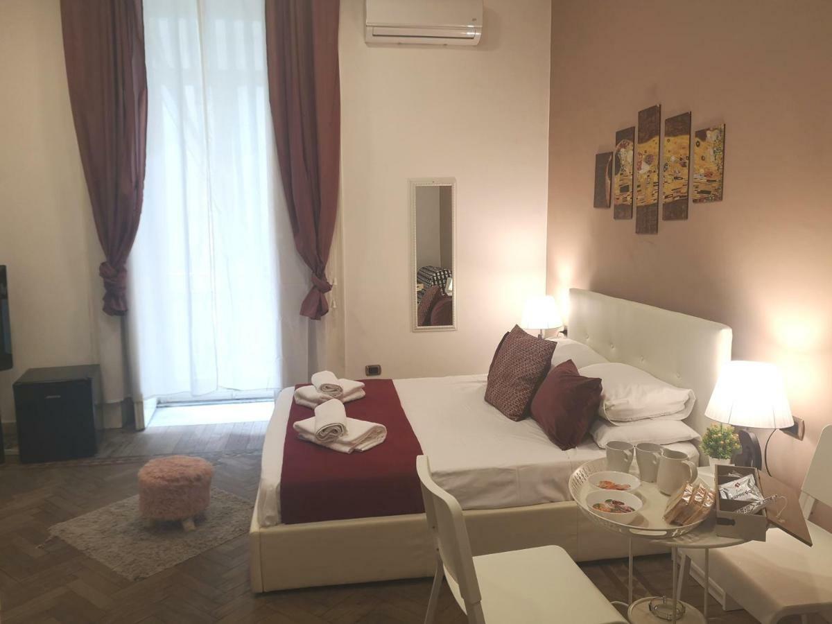 Domus Luigi Leone II Bed & Breakfast Napoli Bagian luar foto