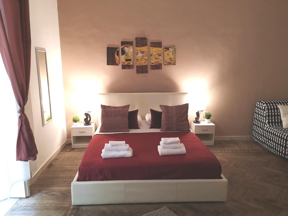 Domus Luigi Leone II Bed & Breakfast Napoli Bagian luar foto