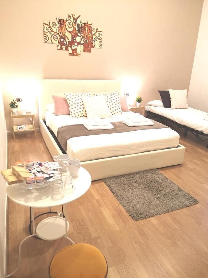 Domus Luigi Leone II Bed & Breakfast Napoli Bagian luar foto