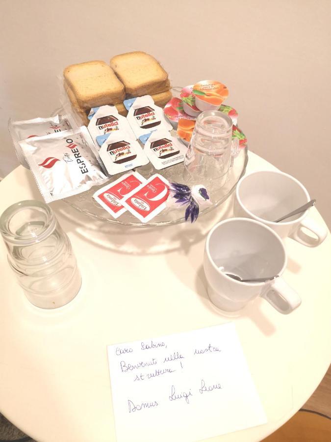 Domus Luigi Leone II Bed & Breakfast Napoli Bagian luar foto