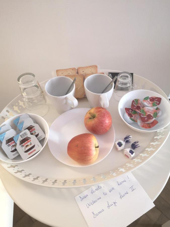 Domus Luigi Leone II Bed & Breakfast Napoli Bagian luar foto