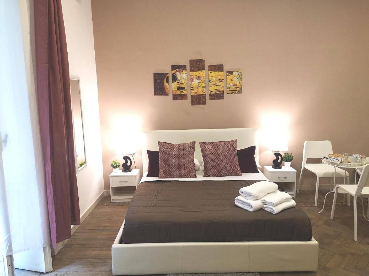 Domus Luigi Leone II Bed & Breakfast Napoli Bagian luar foto